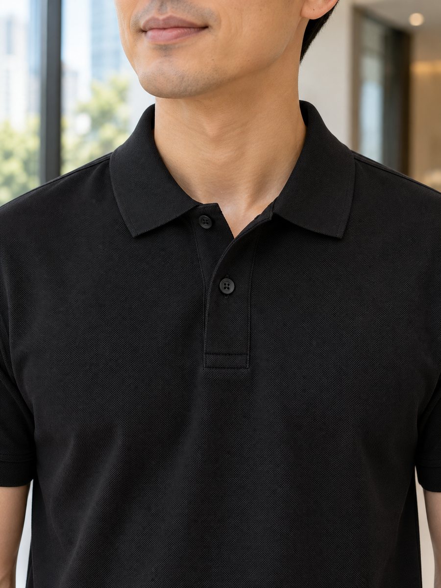 Cận cổ áo và nẹp polo đen khi mặc